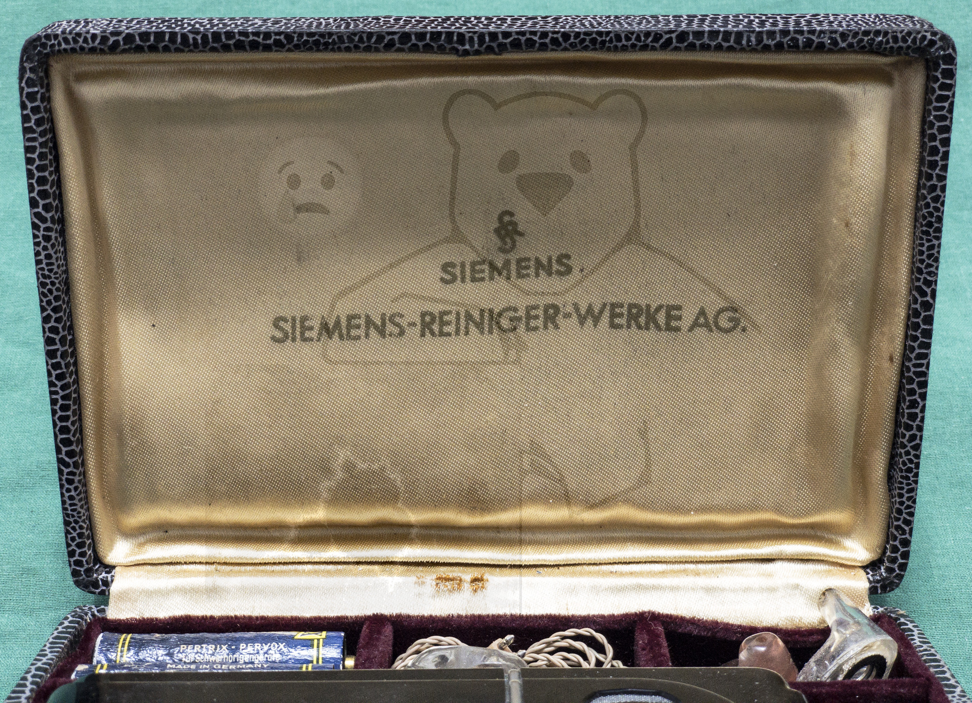 Hörgerät "Fortiphone Type 20", ca. 1949, Geöffnete Box mit Herstellerbezeichnung